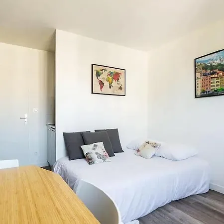 One Night In - Nuit A Apartment *